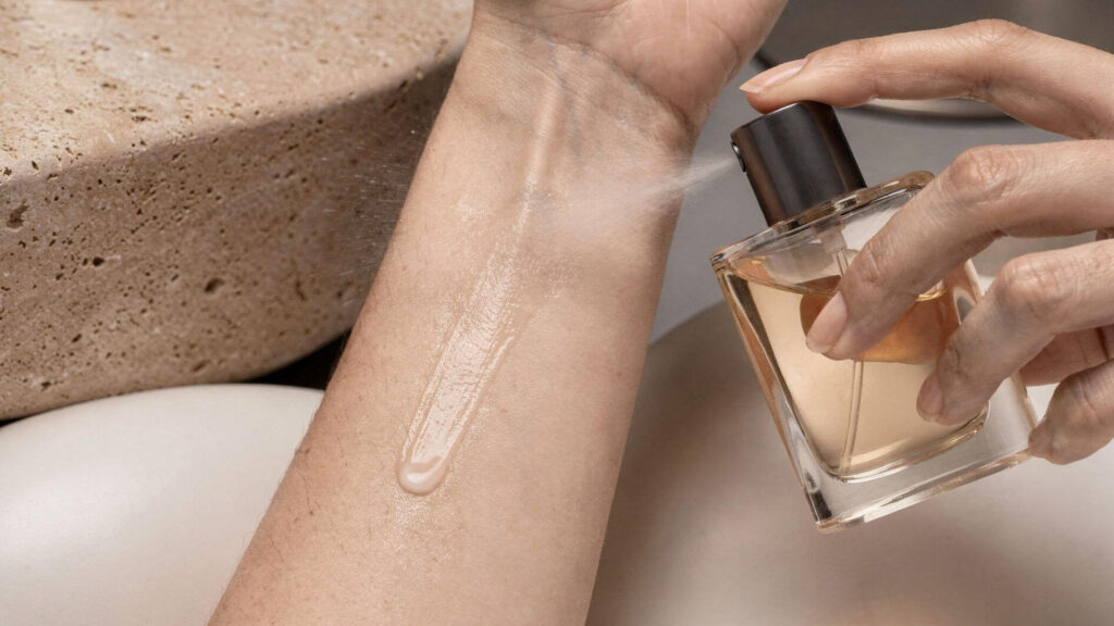 Améliorer la tenue d'un parfum sur la peau